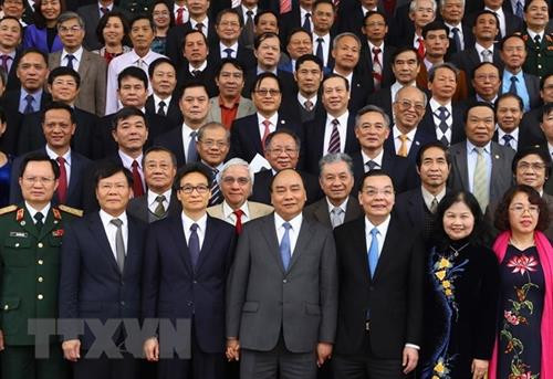 阮春福与各位代表合影。图自越通社
