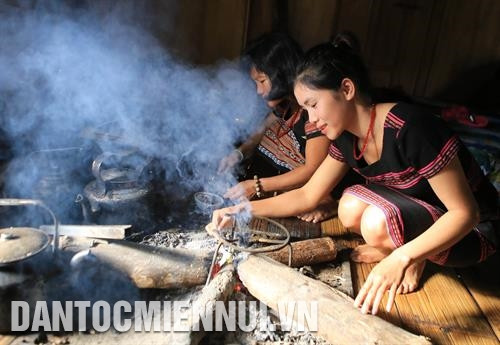 点火仪式。 图:湖球 上帝和神圣供奉仪式在居民小区丁字路口举行。 图:湖球 恭请水稻母亲Ka coong tro仪式。 图:湖球 点火仪式。 图:湖球 上帝和神圣供奉仪式在居民小区丁字路口举行。 图:湖球 恭请水稻母亲Ka coong tro仪式。 图:湖球