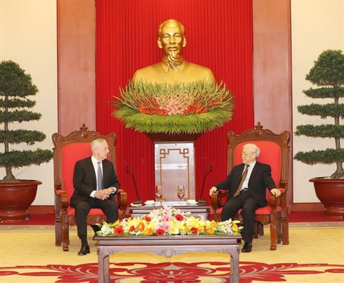 越共中央总书记阮富仲(右)会见美国国防部长马蒂斯。越通社记者 智勇 摄 越共中央总书记阮富仲(右)会见美国国防部长马蒂斯。越通社记者 智勇 摄
