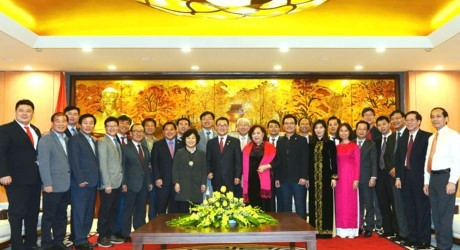 代表们合影留念。（图片来源：hanoimoi.com.vn）