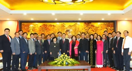 代表们合影留念。（图片来源：hanoimoi.com.vn）