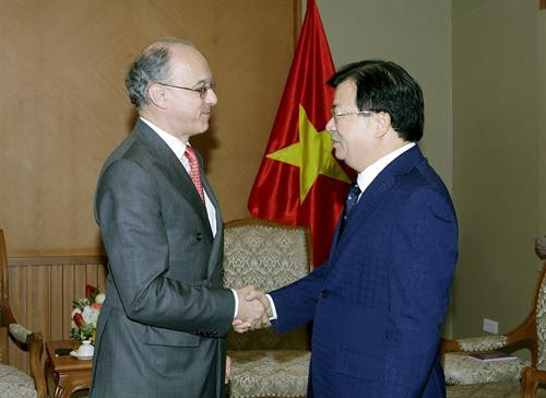 越南政府副总理郑廷勇与英国怡和集团执行董事詹姆士•沙逊勋爵亲切握手。(图片来源:越通社) 越南政府副总理郑廷勇与英国怡和集团执行董事詹姆士•沙逊勋爵亲切握手。(图片来源:越通社)