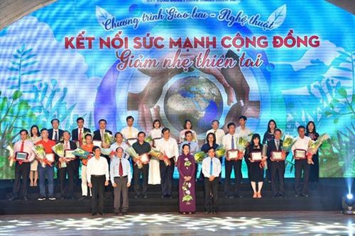 社区防灾抗灾基金向与其配合助力全国各地方人民防灾抗灾的各家企业和组织颁发纪念章。图自互联网