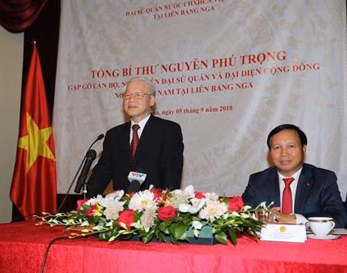越共中央总书记阮富仲走访越南驻俄罗斯大使馆,并与使馆干部人员以及众多旅居俄罗斯越南侨胞亲切交谈。 越通社记者 智勇 摄 越共中央总书记阮富仲走访越南驻俄罗斯大使馆,并与使馆干部人员以及众多旅居俄罗斯越南侨胞亲切交谈。 越通社记者 智勇 摄