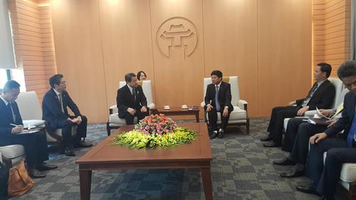 河内市人民委员会副主席吴文贵会见亚洲旅游促进理事会主席、东京市劳动工业局局长虞姬藤田。图自越通社