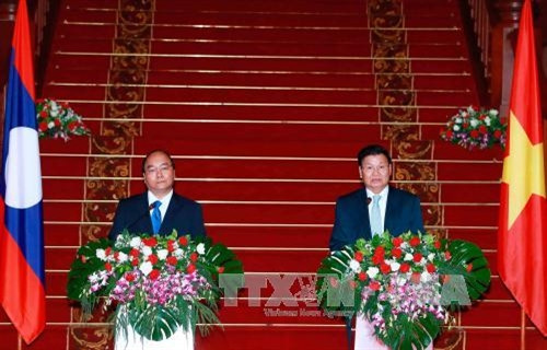 阮春福与老挝总理通伦在会谈后共同会见记者。（图片来源：越通社）