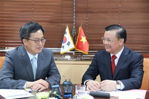 丁进勇与韩国企划财政部部长金东兖(KimDong-yeon)举行会谈。（图片来源：越通社）