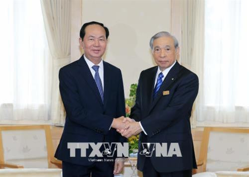 越南国家主席陈大光（左）与群马县知事大泽正明。越通社记者 颜创 摄