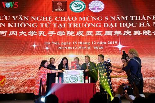 代表们一起切生日蛋糕。图自《越南之声》