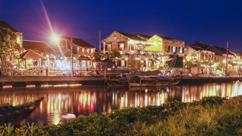 会安古城之夜。图自互联网 会安古城之夜。图自互联网