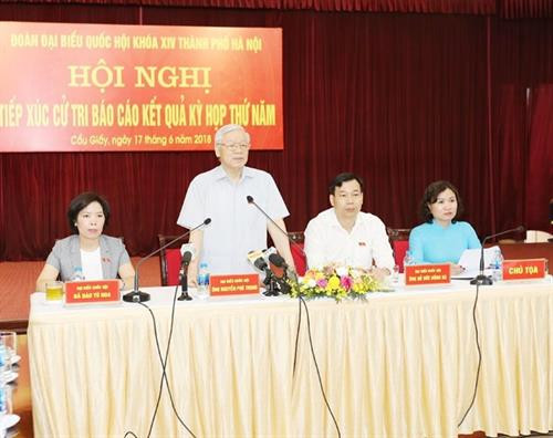 越共中央总书记阮富仲在河内纸桥郡开展接待选民。(图片来源:越通社) 越共中央总书记阮富仲在河内纸桥郡开展接待选民。(图片来源:越通社)