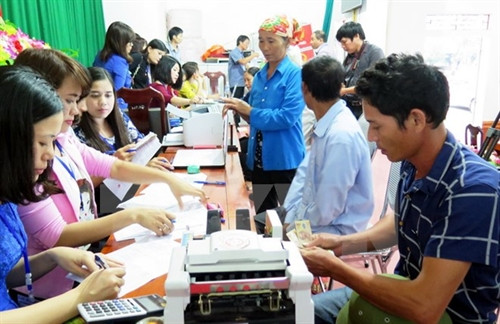 中部渔民办理接收赔偿金的手续（图片来源：越通社）