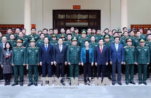 越南国会主席阮氏金银与河江省边防部队指挥部干部战士合影。（图片来源：越通社）