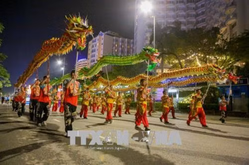 1000名演员以及12辆巡游花车于4月26日晚穿过广宁省下龙市白斋坊的主要街道。越通社记者 成达 摄