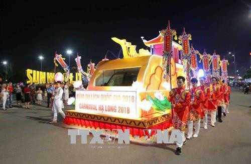 1000名演员以及12辆巡游花车于4月26日晚穿过广宁省下龙市白斋坊的主要街道。越通社记者 成达 摄