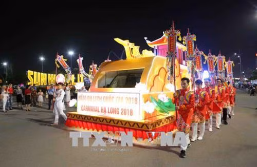 1000名演员以及12辆巡游花车于4月26日晚穿过广宁省下龙市白斋坊的主要街道。越通社记者 成达 摄