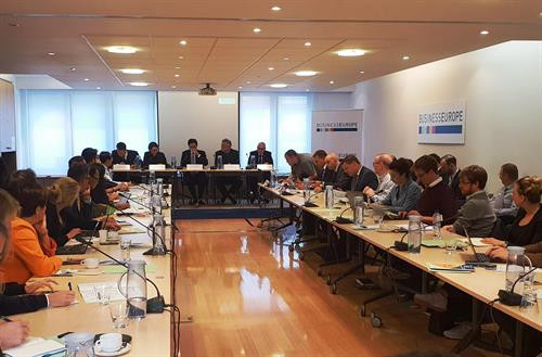 越南欧洲商会公布《EVFTA:从越南的视角来看》的报告。图自因特网 越南欧洲商会公布《EVFTA:从越南的视角来看》的报告。图自因特网