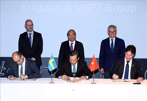 阮春福同爱立信集团总裁兼首席执行官鲍毅康(Borje Ekholm)出席爱立信与越南VNPT集团《工业4.0 和物联网创新合作协议》的签字仪式。图自越通社