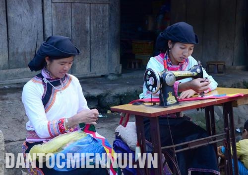 麝榜人女人缝制传统服饰。图：武文勇