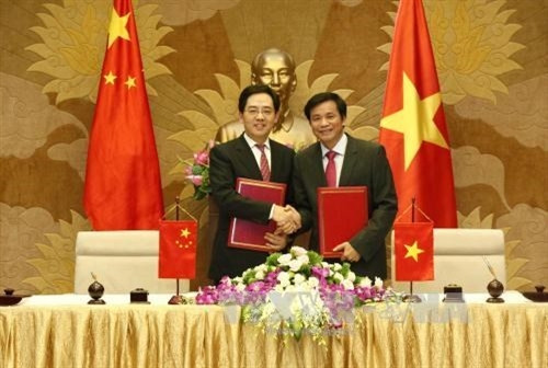 越南国会办公厅主任阮幸福（右）和中国驻越大使洪小勇（左）。（图片来源：越通社）