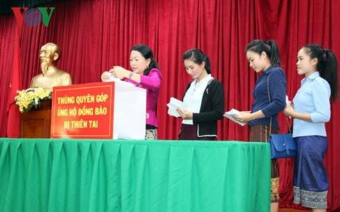 旅居老挝越南人社群为受灾群众捐款 ảnh 1