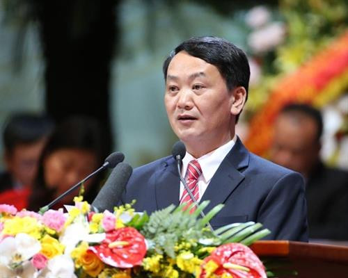 越南祖国阵线中央委员会副主席兼秘书长候阿令在会上作报告。图自越通社