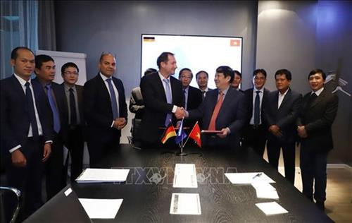 广平省领导与德围风电开发商sowiTec集团签署合作备忘录。图自越通社 广平省领导与德围风电开发商sowiTec集团签署合作备忘录。图自越通社