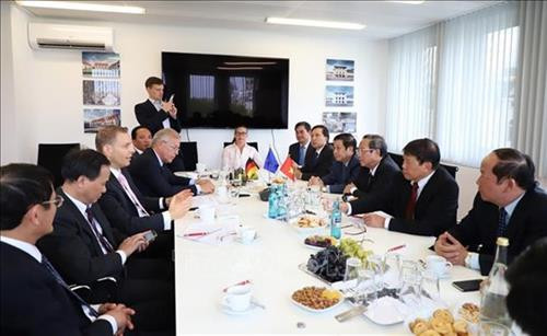 广平省领导代表团与Fortis Home公司领导举行了工作座谈会。图自越通社 广平省领导代表团与Fortis Home公司领导举行了工作座谈会。图自越通社