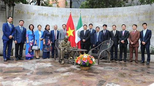 裴青山与代表团在墨西哥城胡志明主席雕像前献花。图自越通社