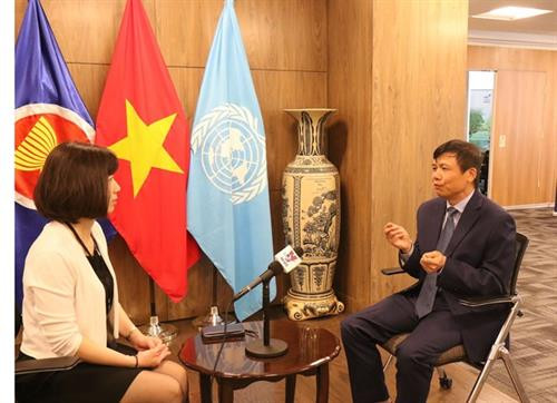 越南常驻联合国代表团团长邓廷贵接受越通社驻美国记者的专访。图自越通社