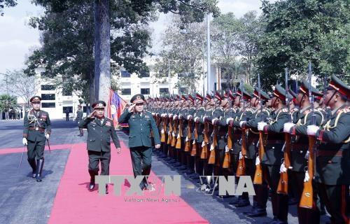 老挝国防部部长占沙蒙·占雅拉在国防部总部主持仪式，欢迎吴春历一行访老。越通社记者 范坚 摄