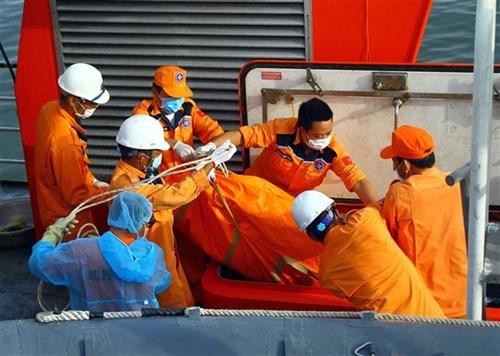 NA 95899 TS号渔船沉没事件：发现两具疑似失踪者遗体。图自越通社