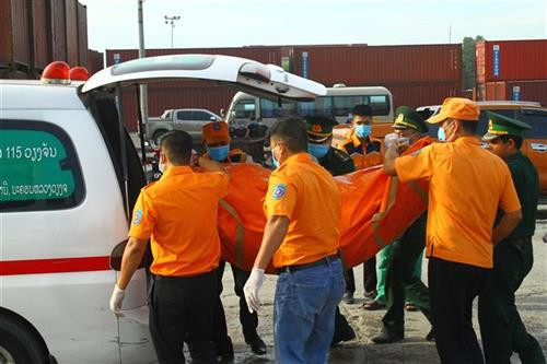 SAR 411号救护船将上述两具遗体送上乂安省炉门港，并移交地方职能机关。图自越通社