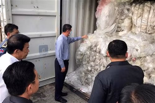 柬埔寨把83个塑料垃圾集装箱退回美国和加拿大。图自越通社 柬埔寨把83个塑料垃圾集装箱退回美国和加拿大。图自越通社