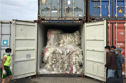 柬埔寨把83个塑料垃圾集装箱退回美国和加拿大。图自越通社