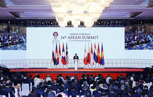 泰国总理巴育·詹欧差在开幕式上发表讲话。图自越通社
