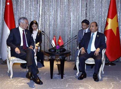 阮春福会见新加坡总理李显龙。图自越通社 阮春福会见新加坡总理李显龙。图自越通社