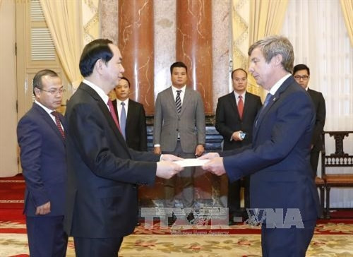 阿根廷驻越南大使维捷斯拉夫·格雷普尔向越南国家主席陈大光递交国书。（图片来源：越通社）