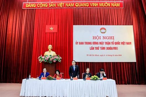 会议主持人。（图片来源于互联网）