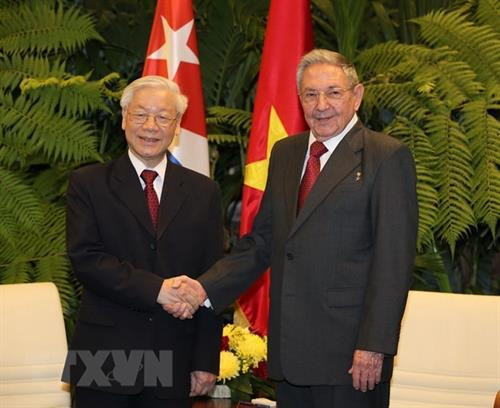 越共中央总书记阮富仲(左)与古巴共产党中央委员会第一书记、国务委员会主席兼部长会议主席劳尔•卡斯特罗。越通社记者 智勇 摄 越共中央总书记阮富仲(左)与古巴共产党中央委员会第一书记、国务委员会主席兼部长会议主席劳尔•卡斯特罗。越通社记者 智勇 摄