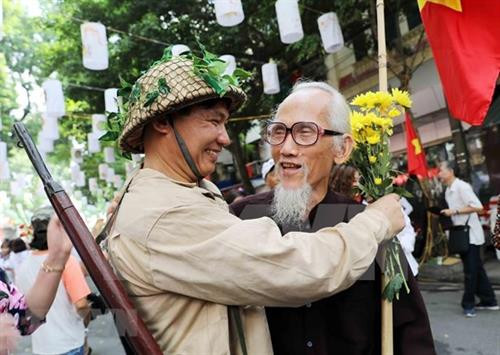 当时的场面都在“河内记忆-65年”活动中再现出来。图自越通社