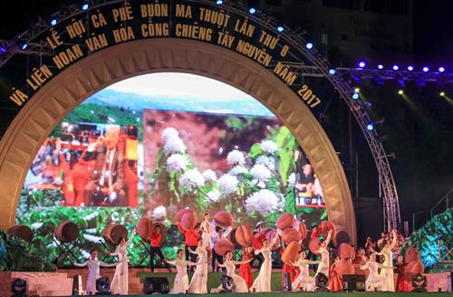 资料图：第六届邦美蜀咖啡节文艺晚会。图自越通社