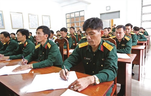 大叻陆军学院的学员们正在上课 大叻陆军学院的学员们正在上课