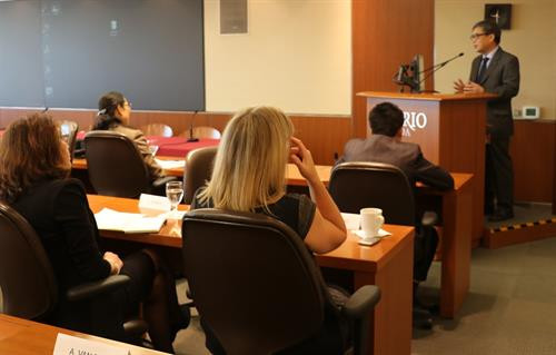 越南驻加拿大大使阮德和在会上发表讲话。(图片来源:越通社) 越南驻加拿大大使阮德和在会上发表讲话。(图片来源:越通社)