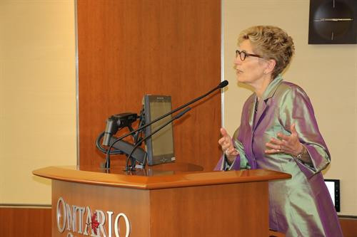 加拿大安大略省省长凯斯琳·韦恩在论坛上发表讲话。(图片来源:越通社) 加拿大安大略省省长凯斯琳·韦恩在论坛上发表讲话。(图片来源:越通社)