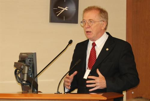 加拿大前任驻越南大使大卫·迪瓦恩在会上发表讲话。(图片来源:越通社) 加拿大前任驻越南大使大卫·迪瓦恩在会上发表讲话。(图片来源:越通社)