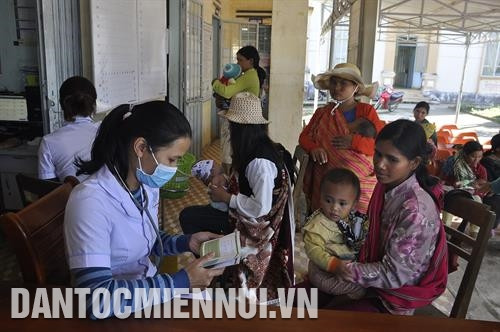 色当族同胞保健工作一直受党和国家的关注。记者 文芳 摄 得苏县卫生所所长、色党族人阿铝医生为少数民族同胞子女看病。记者 文芳 摄