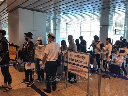 29日起从伊朗和意大利入境越南的游客务必进行健康申报。图自越通社 29日起从伊朗和意大利入境越南的游客务必进行健康申报。图自越通社