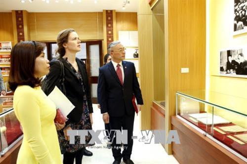 卫生部部长Ellen Tran Norby参观河内医科大学校史室。(图片来源:越通社) 卫生部部长Ellen Tran Norby参观河内医科大学校史室。(图片来源:越通社)