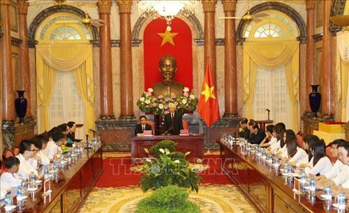 越共中央总书记、国家主席阮富仲亲切会见优秀学生、大学生代表。图自越通社